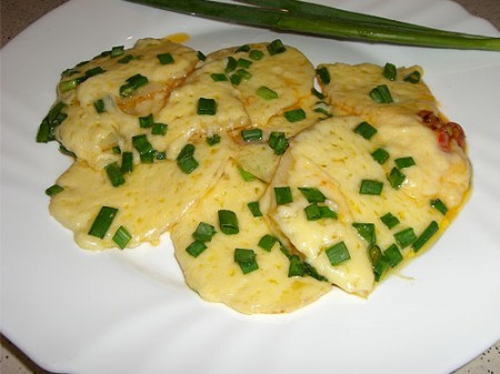 Сулугуни жареный, фасоль стручковая с маслом и яйцом, мчади (кукурузные лепешки), лобио зеленое с мясом, хачапури (ватрушка с сыром), гоми (каша) Сулугуни жареный, фасоль стручковая с маслом и яйцом, мчади (кукурузные лепешки), лобио зеленое с мясом, хачапури (ватрушка с сыром), гоми (каша)